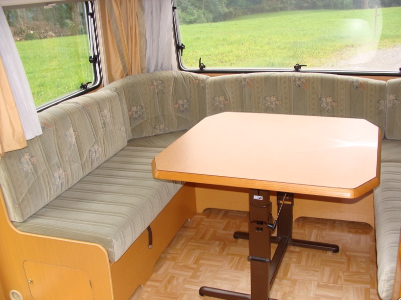 Grosszügige Sitzecke im Heck, kann in ein Doppelbett verwandelt werden
